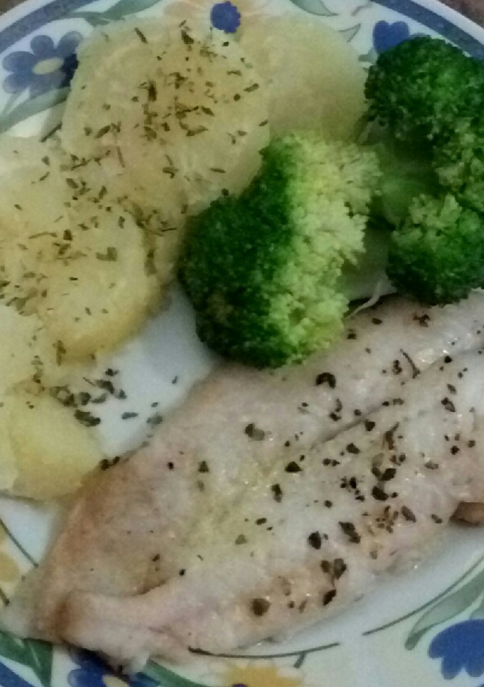 Una foto de Filete de merluza, brócoli y patata