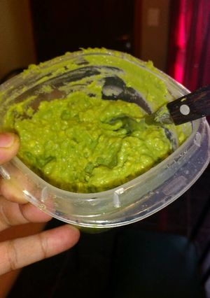Una foto de Palta con limón y ajo