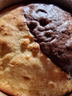 Una foto de Torta de vainilla y chocolate😋