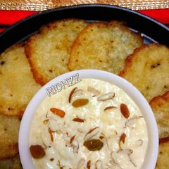 A picture of Rice kheer with malpua.