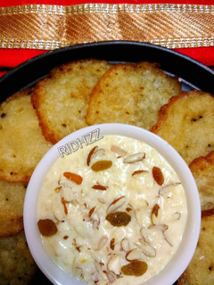A picture of Rice kheer with malpua.