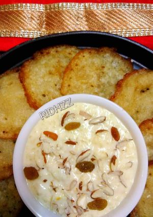 A picture of Rice kheer with malpua.