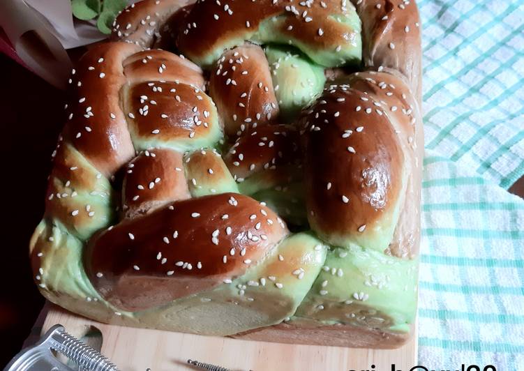 Bagaimana Membuat Challah Bread Pandan Coklat yang Bikin Ngiler