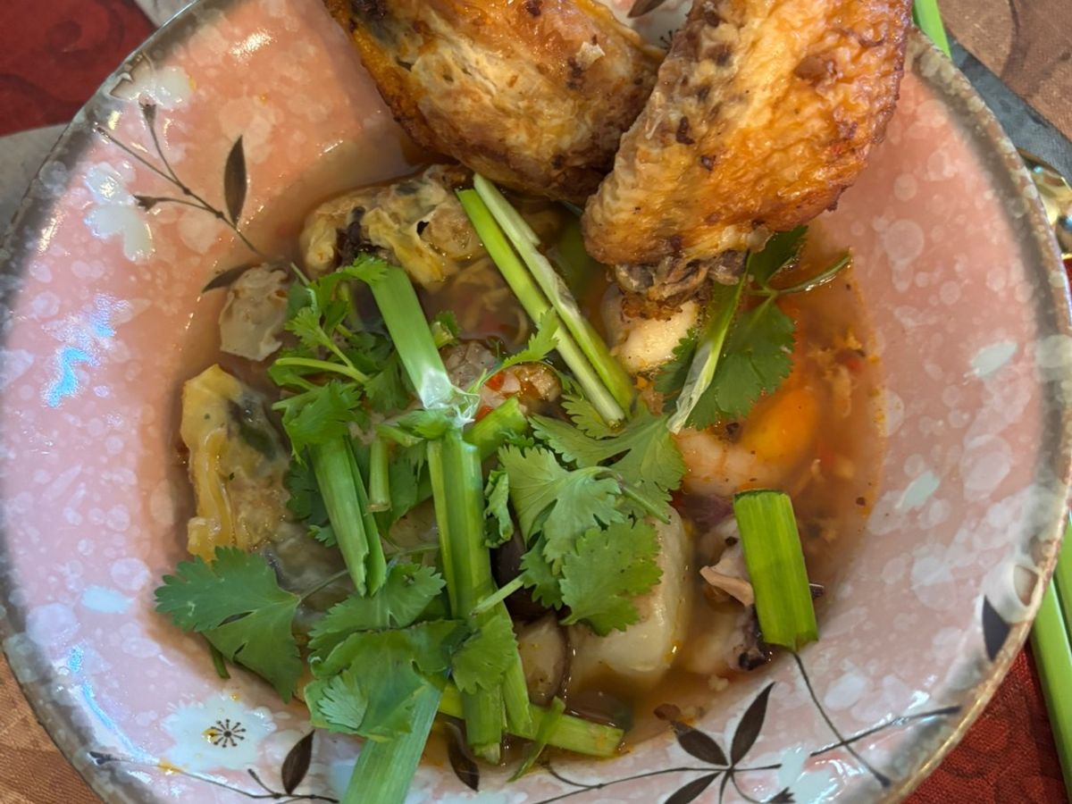 Wonton, seafood noodles, crispy chicken (hoành thánh, mì hải sản, gà giòn)