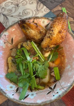 Hình của món Wonton, seafood noodles, crispy chicken (hoành thánh, mì hải sản, gà giòn).