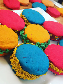 Una foto de Alfajores de maicena colors