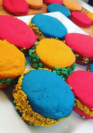 Una foto de Alfajores de maicena colors