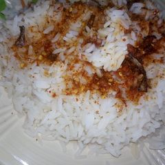 A picture of White rice with chilli pepper and veg oil(yaka mallam).