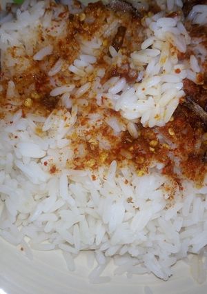 A picture of White rice with chilli pepper and veg oil(yaka mallam).