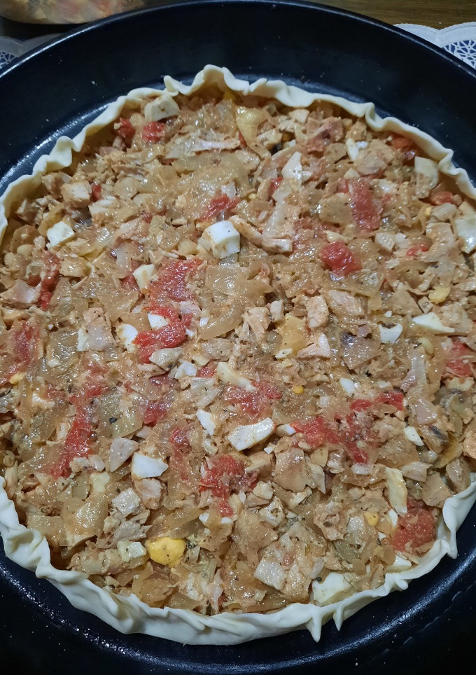 Una foto de Tarta de pollo con morrón de lata y tomate