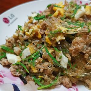 เส้นแก้วผัดชะอมหมูสับคีโต