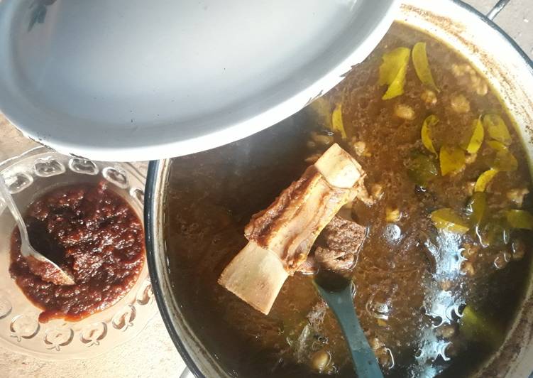 Masakan Unik Rawon tulang&amp;#39;an daging lunak sapi plus cabai terasi gelap Ala Warteg