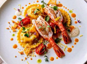 Foto di Ravioli Ripieni di Limone e Menta con Gamberi Grigliati e Riduzione di Crostacei