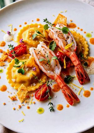 Foto di Ravioli Ripieni di Limone e Menta con Gamberi Grigliati e Riduzione di Crostacei