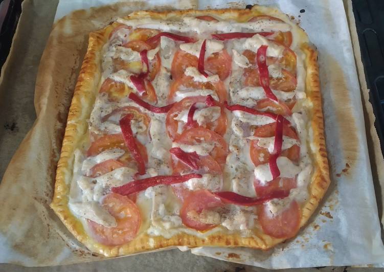 Hojaldre con tomate, pollo y pimiento