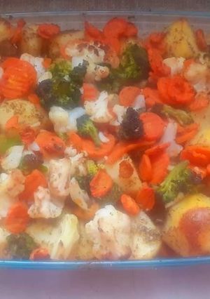 Zdjęcie przepisu Kurczak Z Ziemniakami I Warzywami Zapiekany Z Piekarnika Poleca Się Na Obiad 🍗🥔🥕🥦😋.