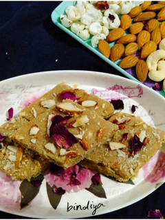ઓટ્સ સુખડી(Oats Sukhdi Recipe in Gujarati) રેસીપી મુખ્ય ફોટો