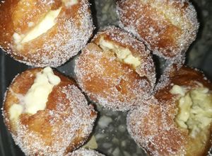 Una foto de Buñuelos de viento con crema pastelera