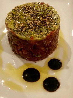 Una foto de Tartar de atún rojo, mango y guacamole