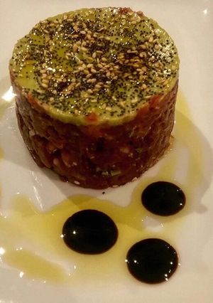 Una foto de Tartar de atún rojo, mango y guacamole