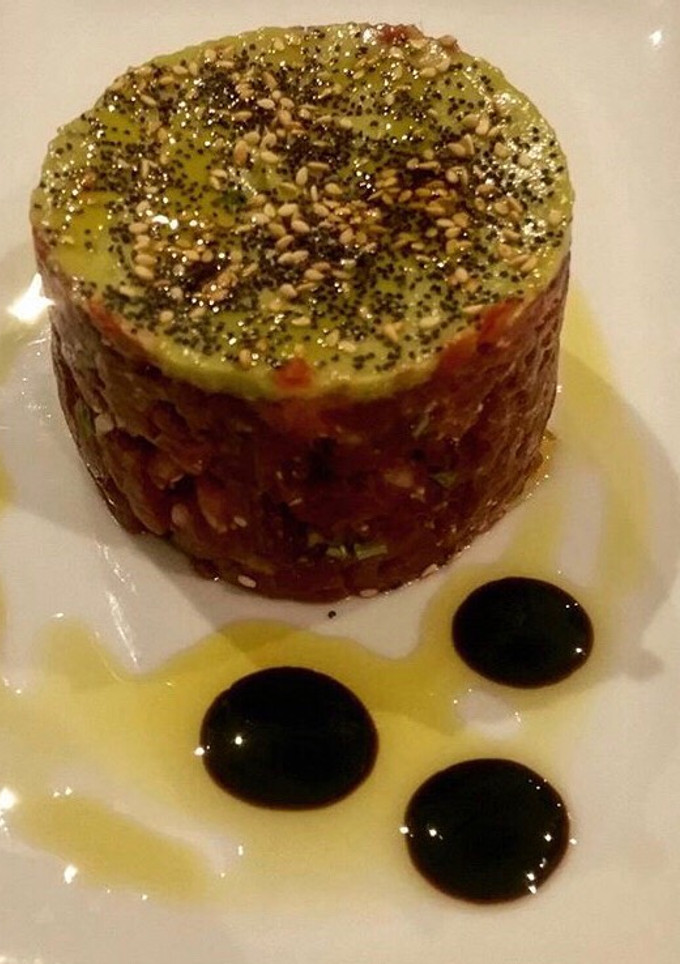 Una foto de Tartar de atún rojo, mango y guacamole