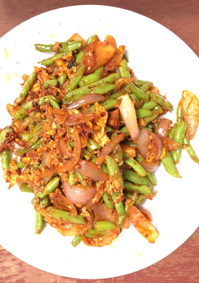 A picture of Stir Fry French Bean And Eggs With Onion Sambal.