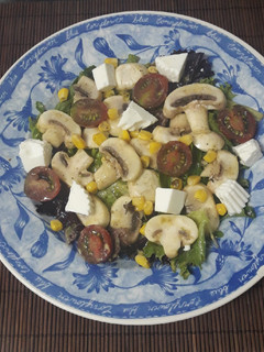 Una foto de Ensalada de champiñones y queso