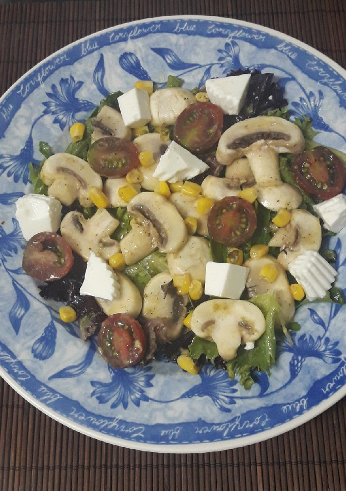 Una foto de Ensalada de champiñones y queso
