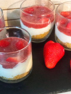 Φωτογραφία της συνταγής Ατομικά cheesecake με μαρμελάδα φράουλα, χωρίς ζάχαρη