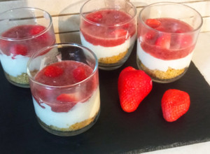 Φωτογραφία της συνταγής Ατομικά cheesecake με μαρμελάδα φράουλα, χωρίς ζάχαρη