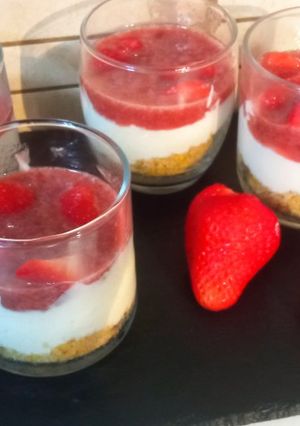 Φωτογραφία της συνταγής Ατομικά cheesecake με μαρμελάδα φράουλα, χωρίς ζάχαρη