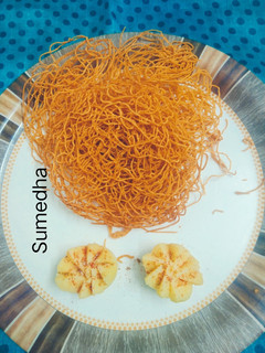 आलू भुजीया (Aloo Bhujia Recipe In Marathi) रेसिपी चे मुख्य फोटो
