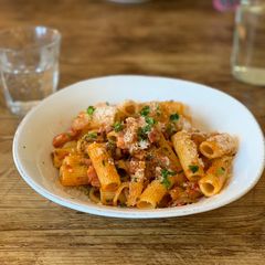 🍝 Tomato sauce, onion, mushroom, bacon pasta A picture of 🍝 Tomato sauce, onion, mushroom, bacon pasta.
