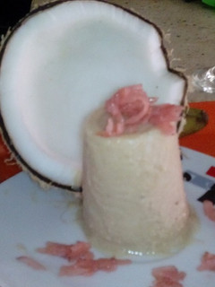 Una foto de Helado de coco y arequipe