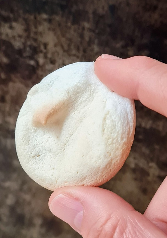 Una foto de Galletitas de aquafaba o merenguitos fallidos, como te parezca 🤭 sin huevo 🌱