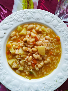 Una foto de Judías blancas con verduras y arroz