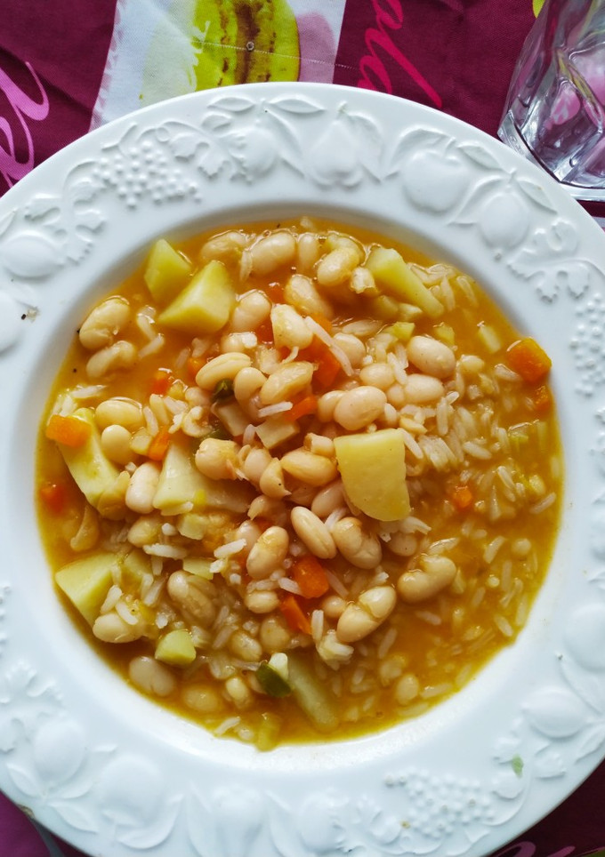 Una foto de Judías blancas con verduras y arroz