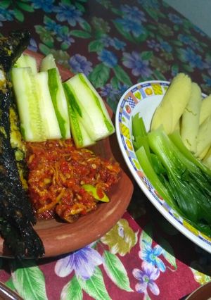 Foto resep Lalapan sayur with Lele Bakar bumbu kuning