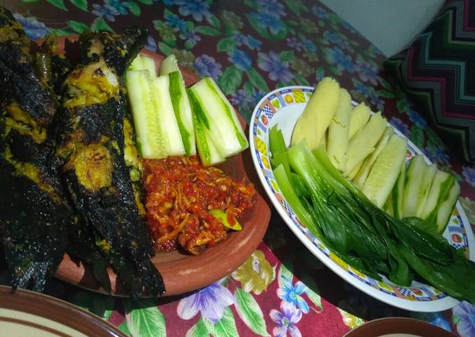 Lalapan sayur with Lele Bakar bumbu kuning