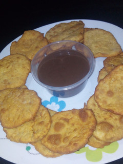 A picture of Milky Cracker With Chocolate Sauce.