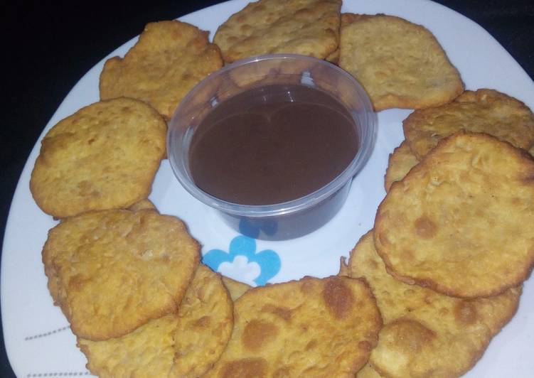 Milky Cracker With Chocolate Sauce