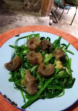 Hình của món Gân bò xào cần tỏi.