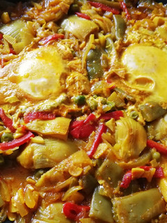 Una foto de Verduras en amarillo con huevo cuajado