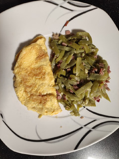 Una foto de Alubia verde con jamón y tortilla francesa