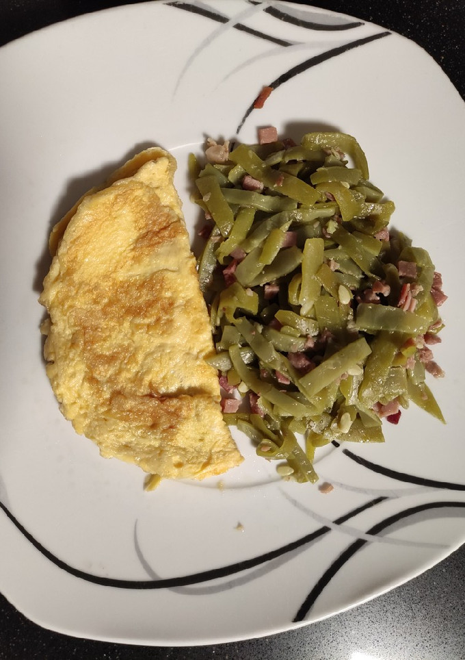 Una foto de Alubia verde con jamón y tortilla francesa