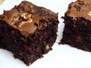 Una foto de bizcocho de chocolate tipo brownie