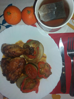 Una foto de Pollo asado con verduras
