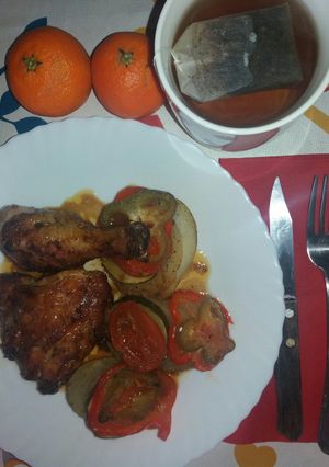 Una foto de Pollo asado con verduras