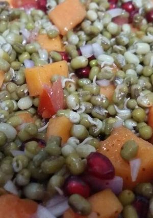 नुट्रिशयस स्प्राउट्स (Nutritious sprouts recipe in hindi) रेसिपी मुख्य फोटो