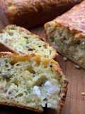 Cake à la courgette, feta et graines